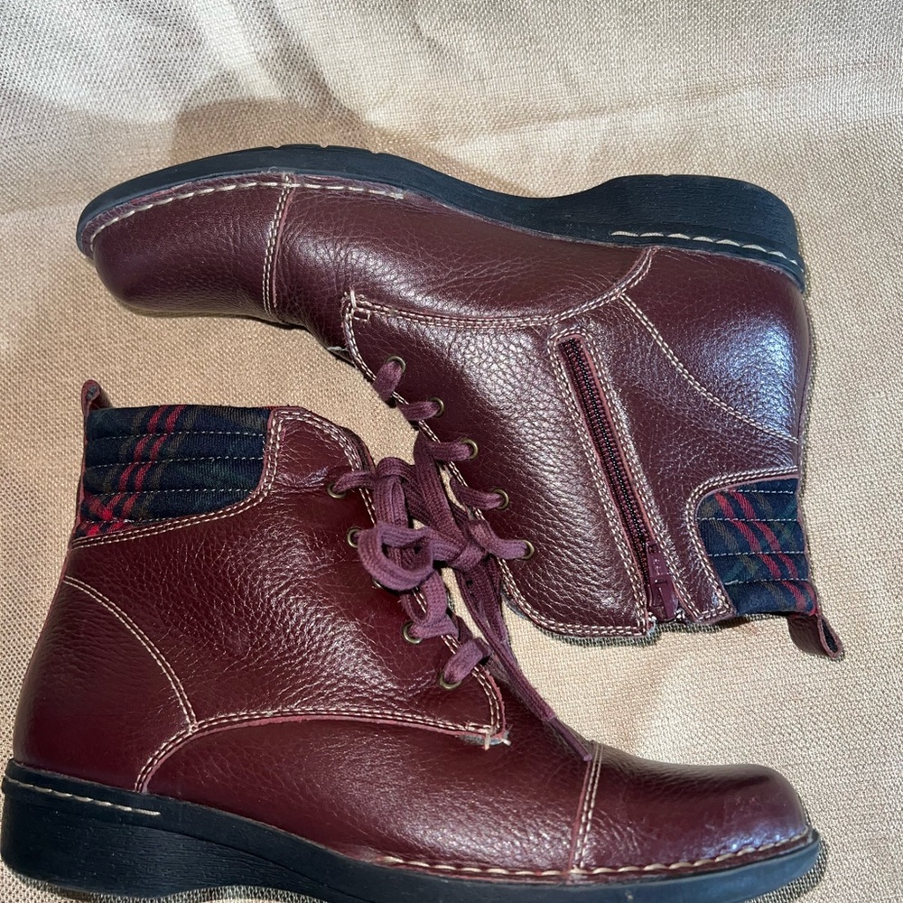Clarks Whistle Bea Ankle Boots Womens 9 Burgandy Leather Plaid Cuff Chic